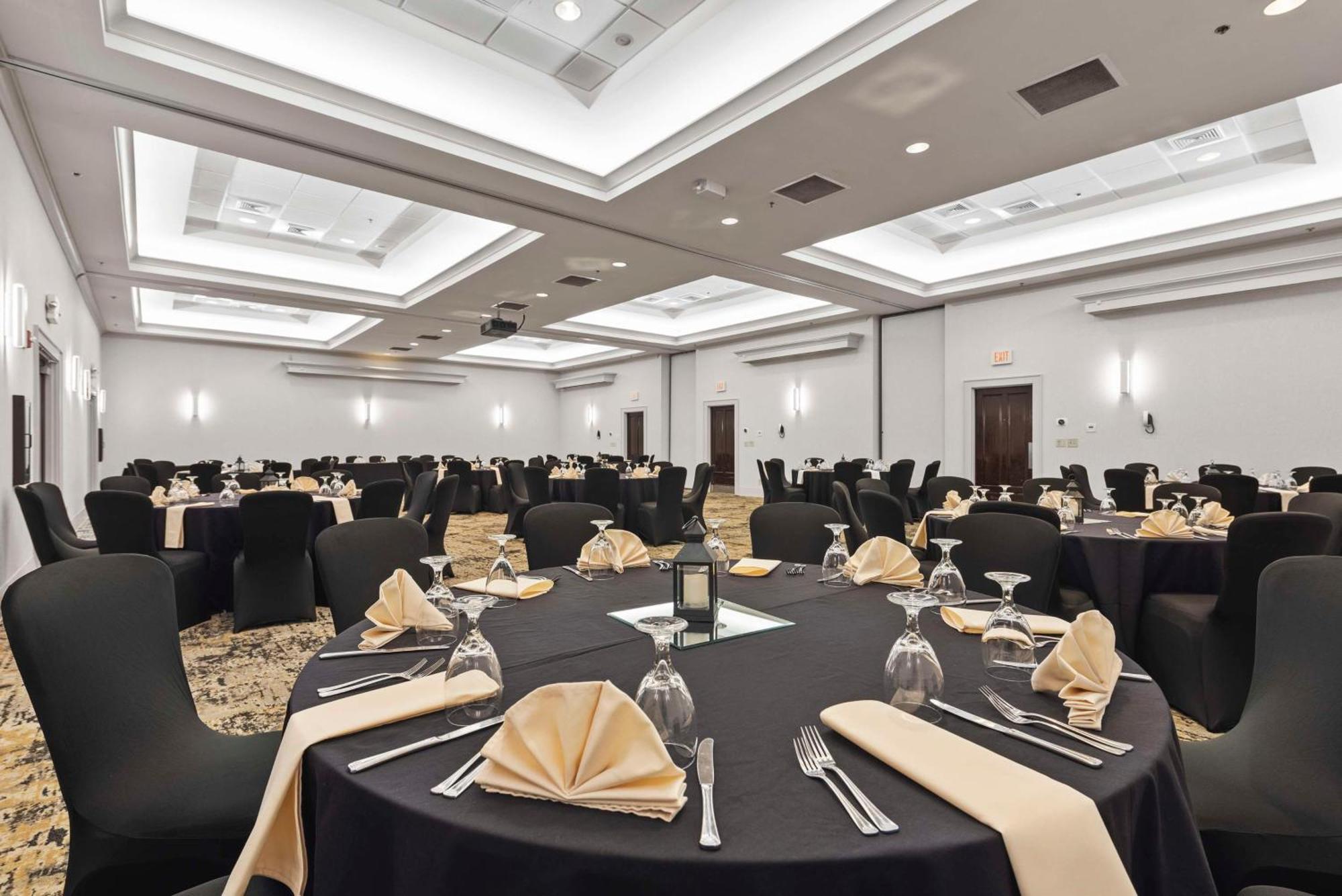 Doubletree By Hilton Columbus Hotel Bagian luar foto