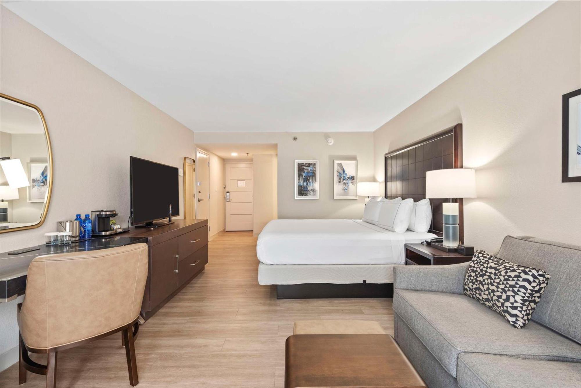 Doubletree By Hilton Columbus Hotel Bagian luar foto