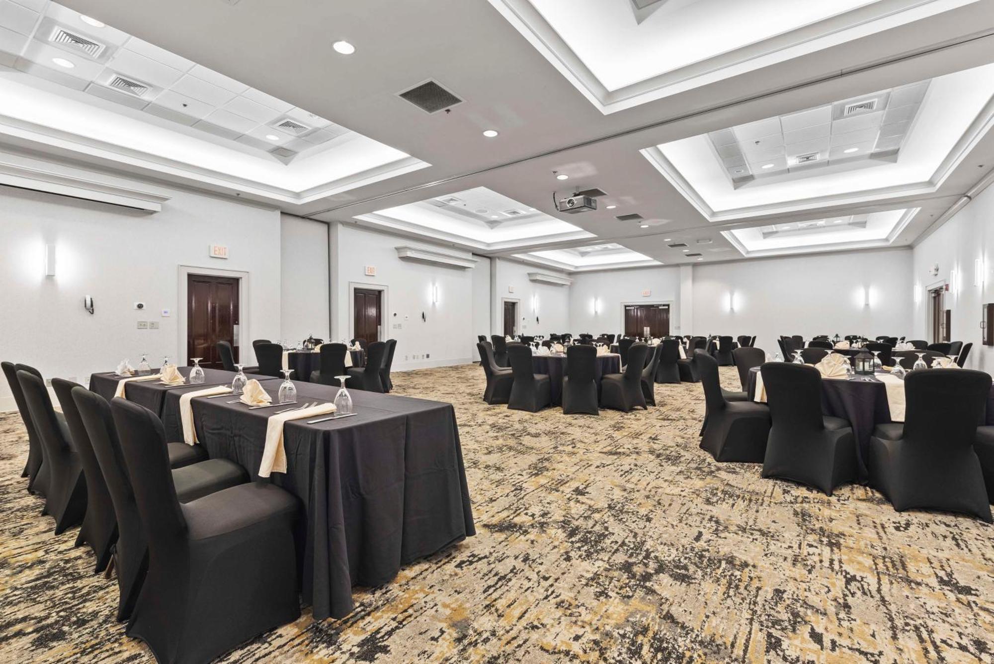 Doubletree By Hilton Columbus Hotel Bagian luar foto