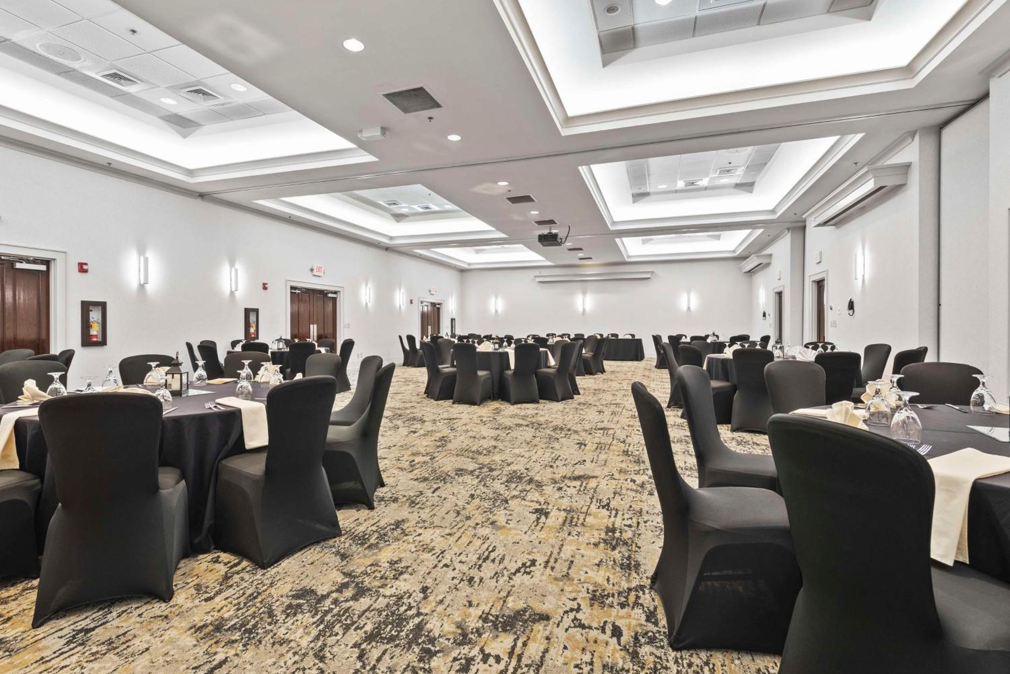Doubletree By Hilton Columbus Hotel Bagian luar foto