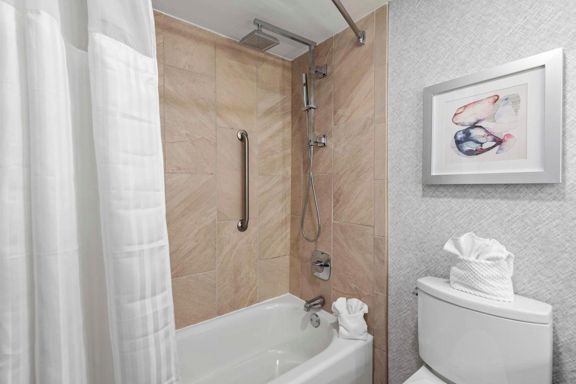 Doubletree By Hilton Columbus Hotel Bagian luar foto