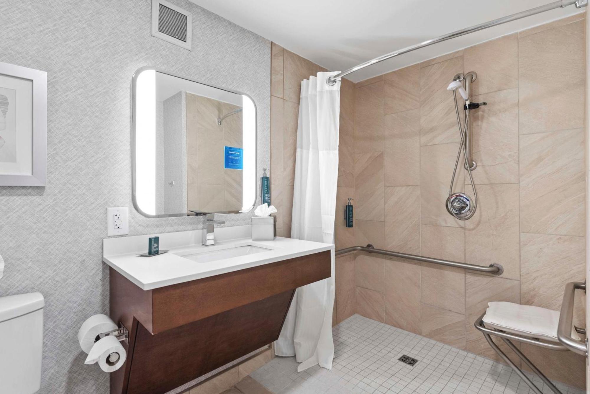 Doubletree By Hilton Columbus Hotel Bagian luar foto