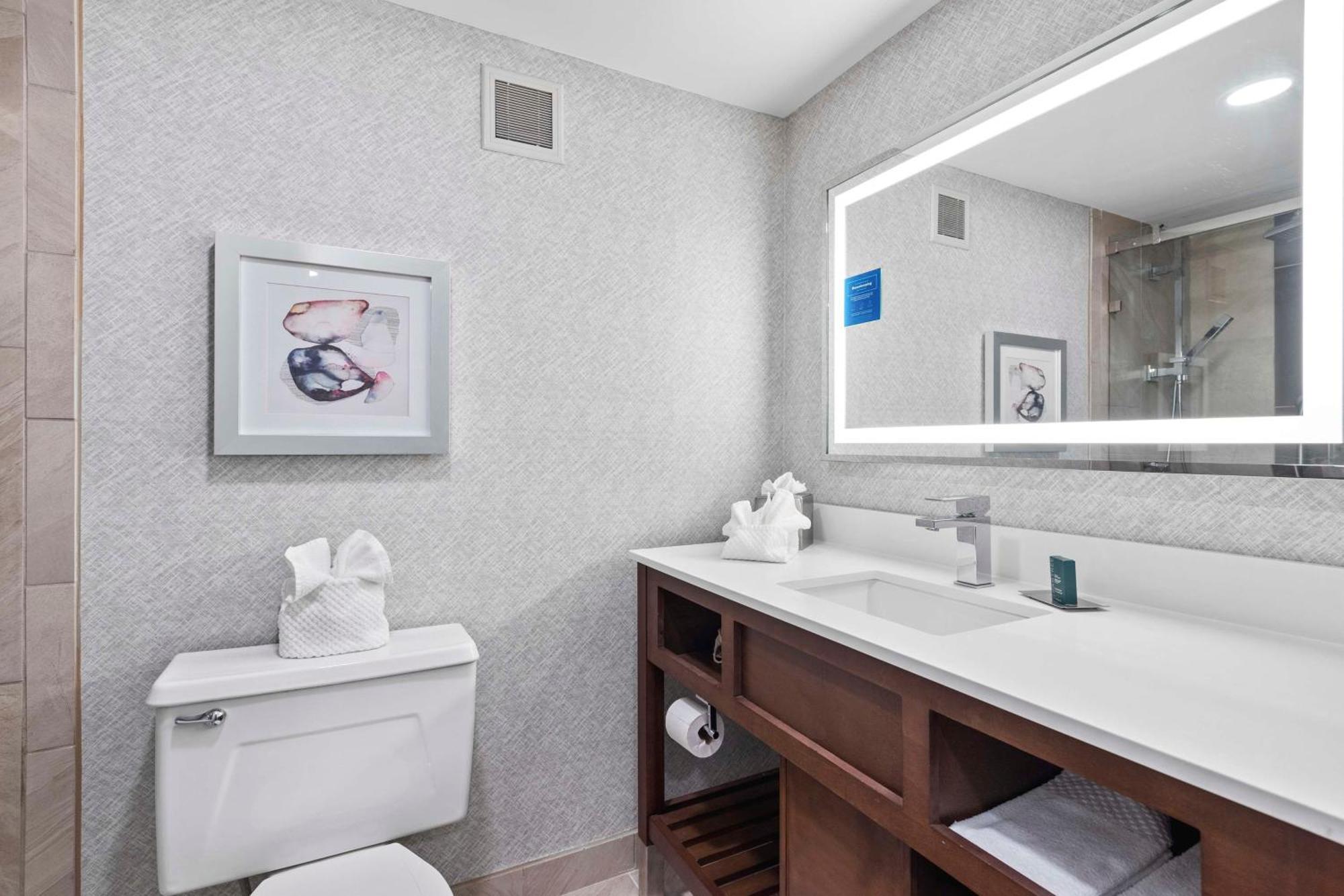 Doubletree By Hilton Columbus Hotel Bagian luar foto